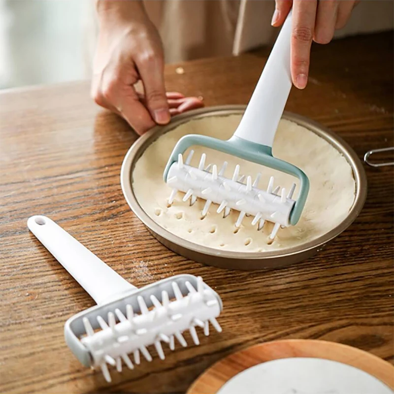 Kitchen Roller Baking - 1 Stück Multifunktionaler Pizzateig-Nadelstecher Küchen-Backwerkzeug Brotteig-Rack